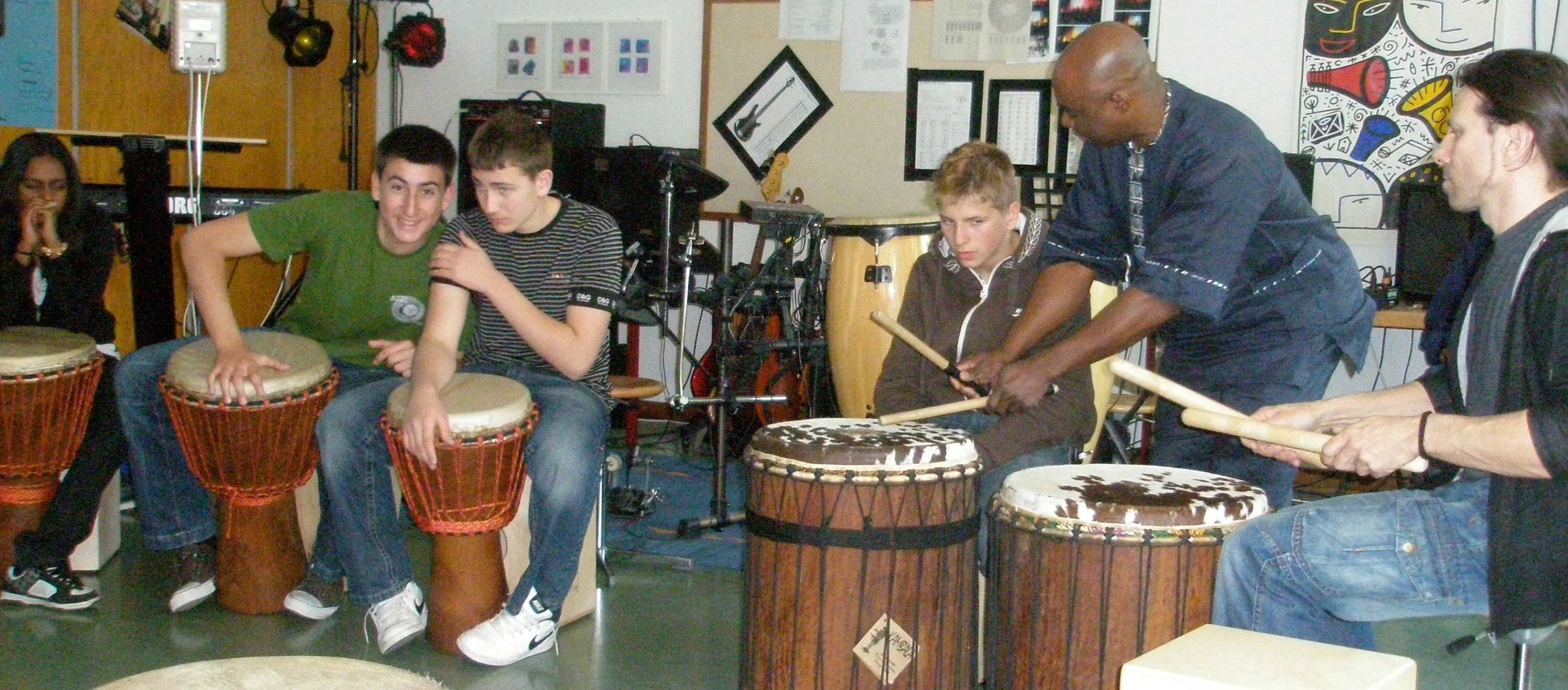 Onye teaching drumming