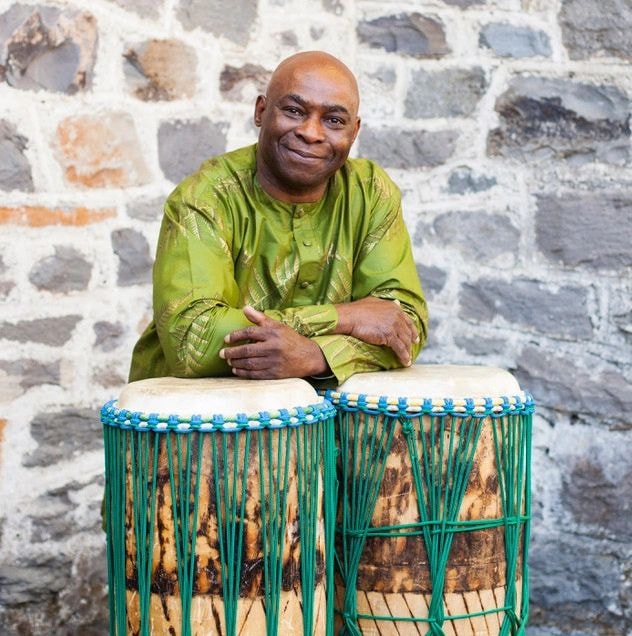 Onye teaching drumming